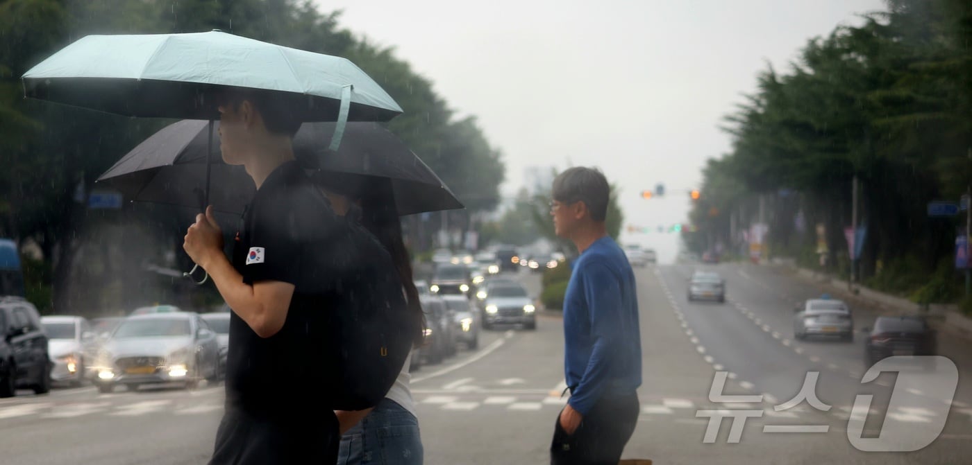 전북 전주시 백제대로에서 우산을 쓴 시민들이 이동하고 있다. 2025.8.11/뉴스1 ⓒ News1 유경석 기자