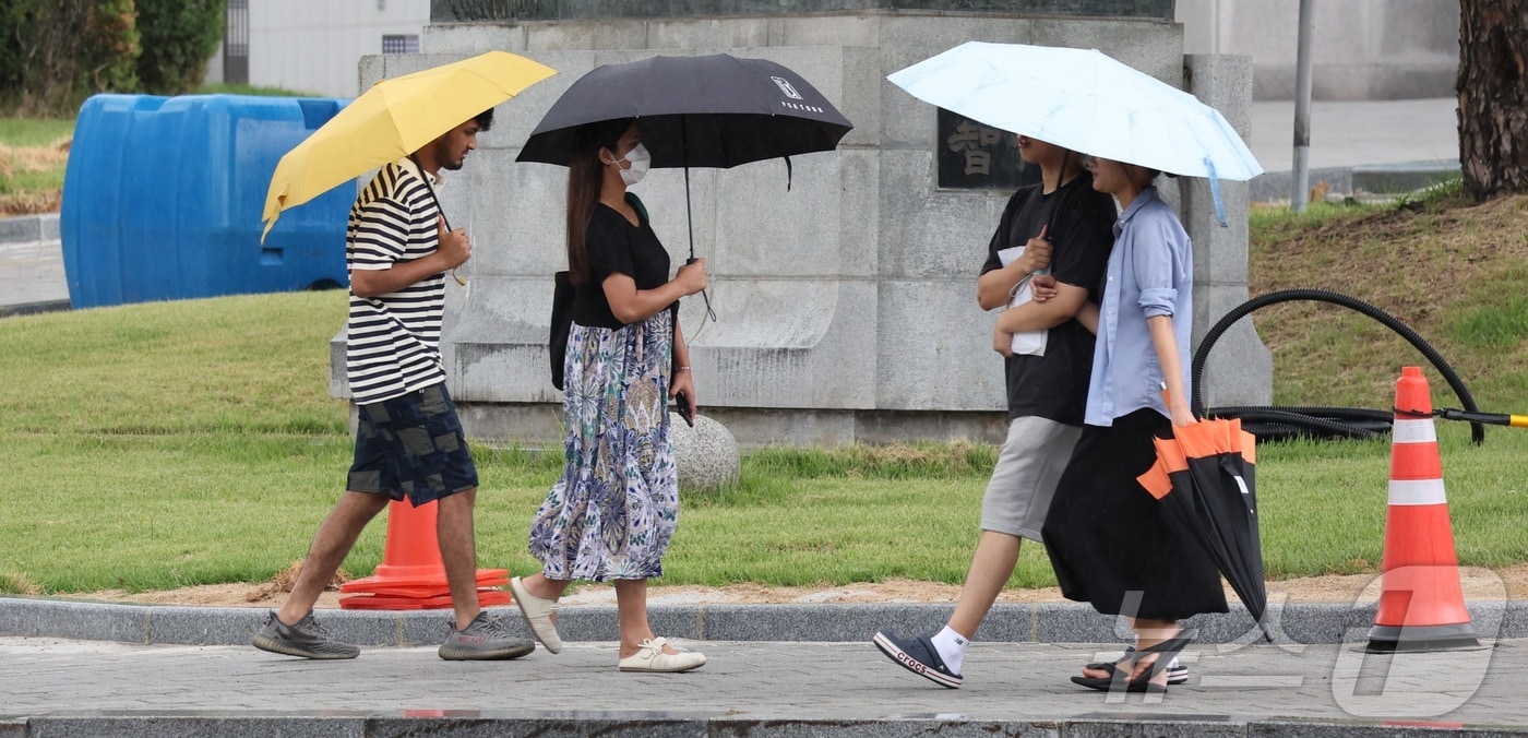 비가 내린 11일 전북 전주시 백제대로에서 우산을 쓴 시민들과 외국인들이 이동하고 있다. 2025.8.11/뉴스1 ⓒ News1 유경석 기자