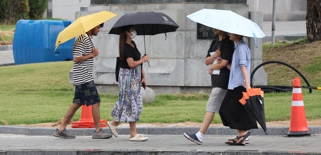 비가 내린 11일 전북 전주시 백제대로에서 우산을 쓴 시민들과 외국인들이 이동하고 있다. 2025.8.11/뉴스1 ⓒ News1 유경석 기자