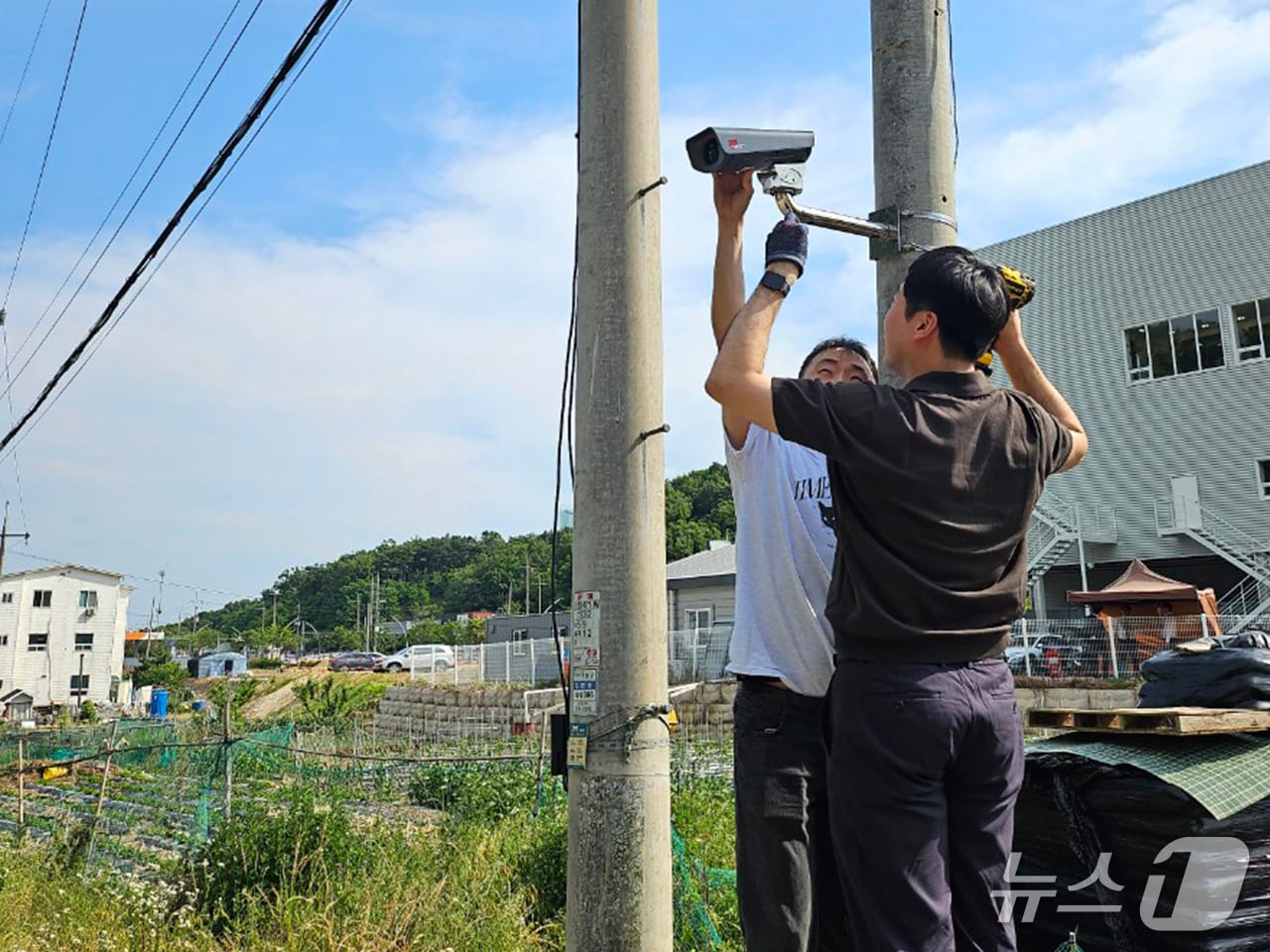 포항남부경찰서가 관계성 범죄 2차 피해 예방을 위해 범죄 위험이 높은 지역에 고화소 이동형 CCTV를 설치했다.(포항남부경찰서 제공, 재판매 및 DB금지) 2025.8.11/뉴스1