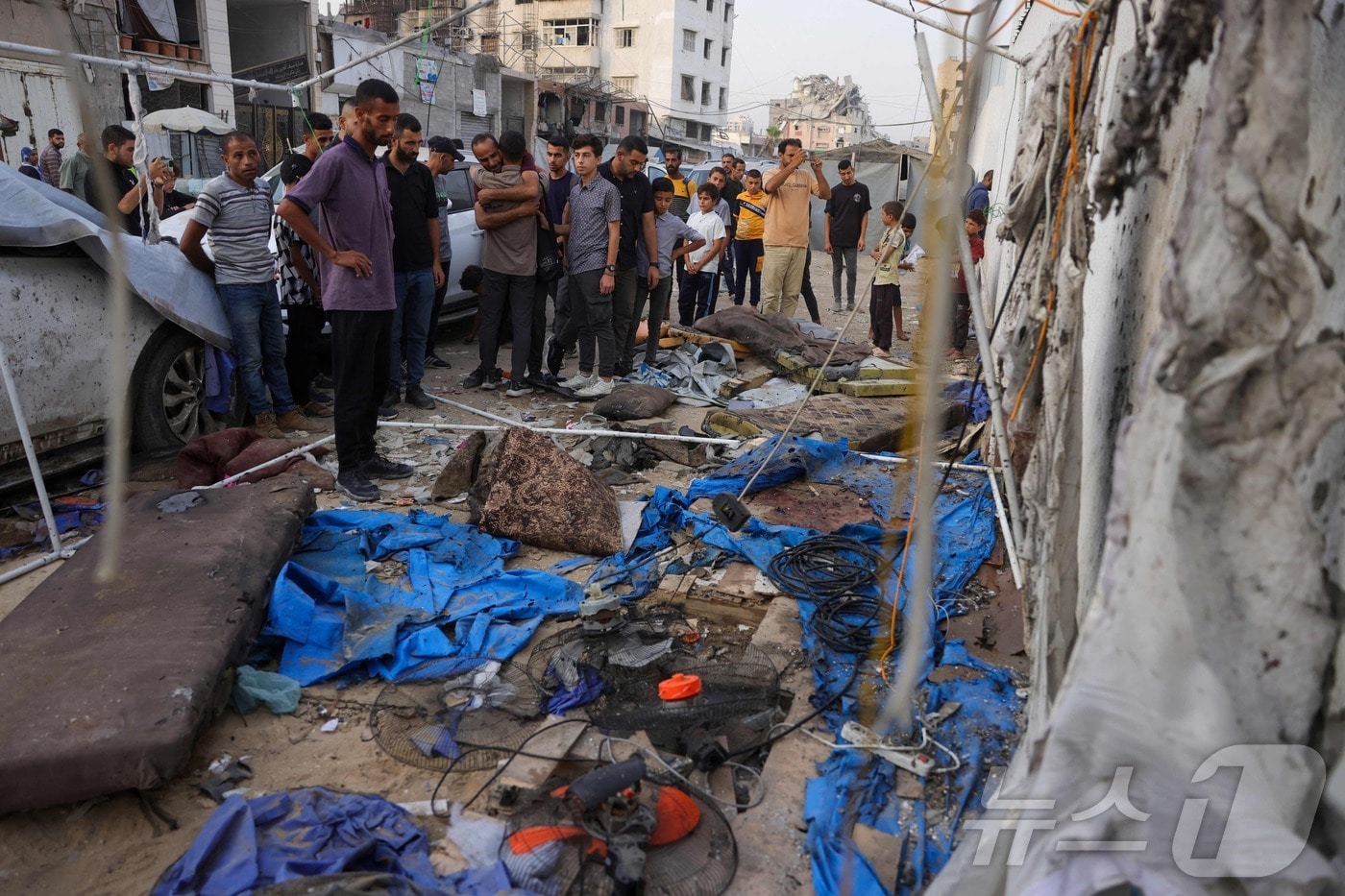 8월 11일(현지시간) 팔레스타인 주민들이 이스라엘군의 야간 공습 이후 파괴된 가자시티 알시파 병원 내 알자지라 방송 텐트를 살펴보고 있다. 2025.08.11. ⓒ AFP=뉴스1 ⓒ News1 권영미 기자