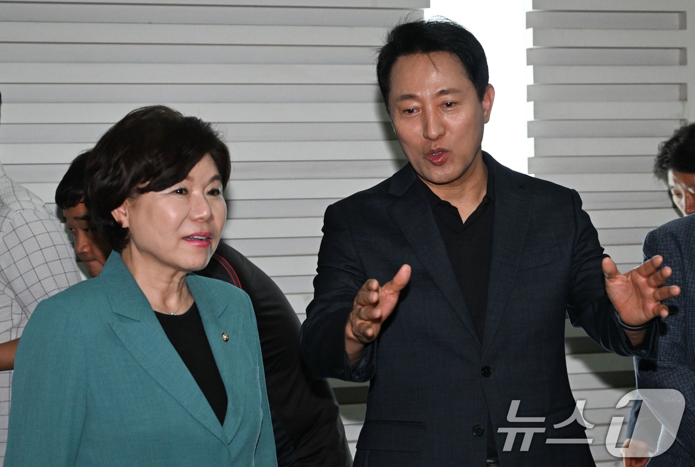 2025년 8월 11일 오세훈 서울시장과 조은희 국민의힘 의원이 증설 화장로 현장점검을 위해 서울 서초구 서울추모공원을 방문해 화장로 자율주행로봇(AMR) 시연을 살펴보고 있다. (공동취재) 2025.8.11 ⓒ 뉴스1 김민지 기자