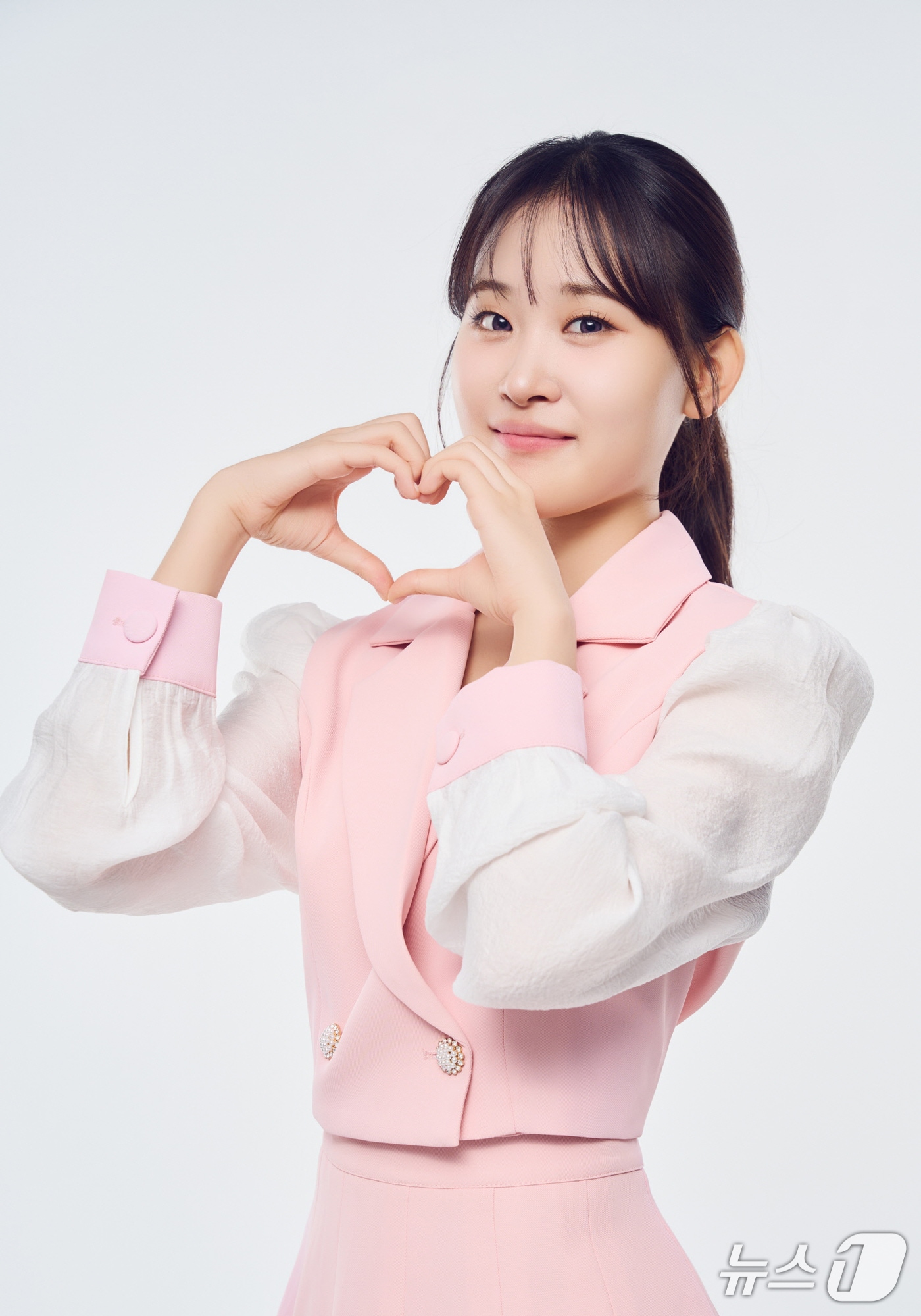 경주 APEC 성공 개최를 기원하며 신곡 '천년 사랑'을 발표한 가수 김다현.(경주시 제공, 재판매 및 DB금지) 2025.8.11/뉴스1 