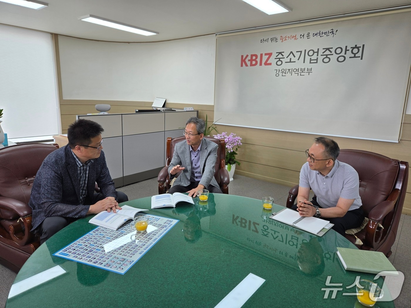 이경원 강원조달청장(사진 가운데)은 11일 중소기업중앙회 강원본부 찾아 중소기업 판로지원에 대해 논의하는 시간을 가졌다.(강원조달청 제공. 재판매 및 DB금지)/뉴스1