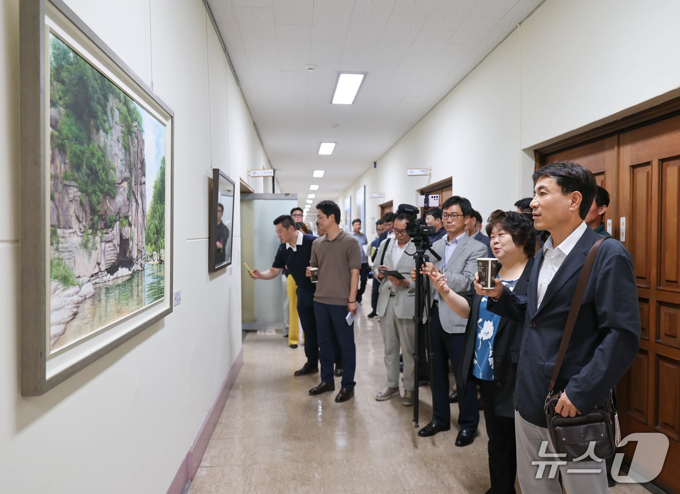 김진태 강원도지사가 11일 강원 미술인의 작품을 전시·판매하는 ‘강원 갤러리’를 둘러보고 있다.&#40;강원도 제공. 재판매 및 DB금지&#41;/뉴스1