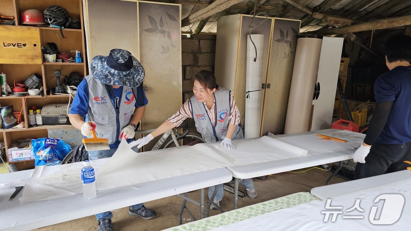 충북 옥천지역 취약계층 집수리 봉사에 나선 한국도로공사 봉사단(도로공사 대전충남본부 제공) /뉴스1