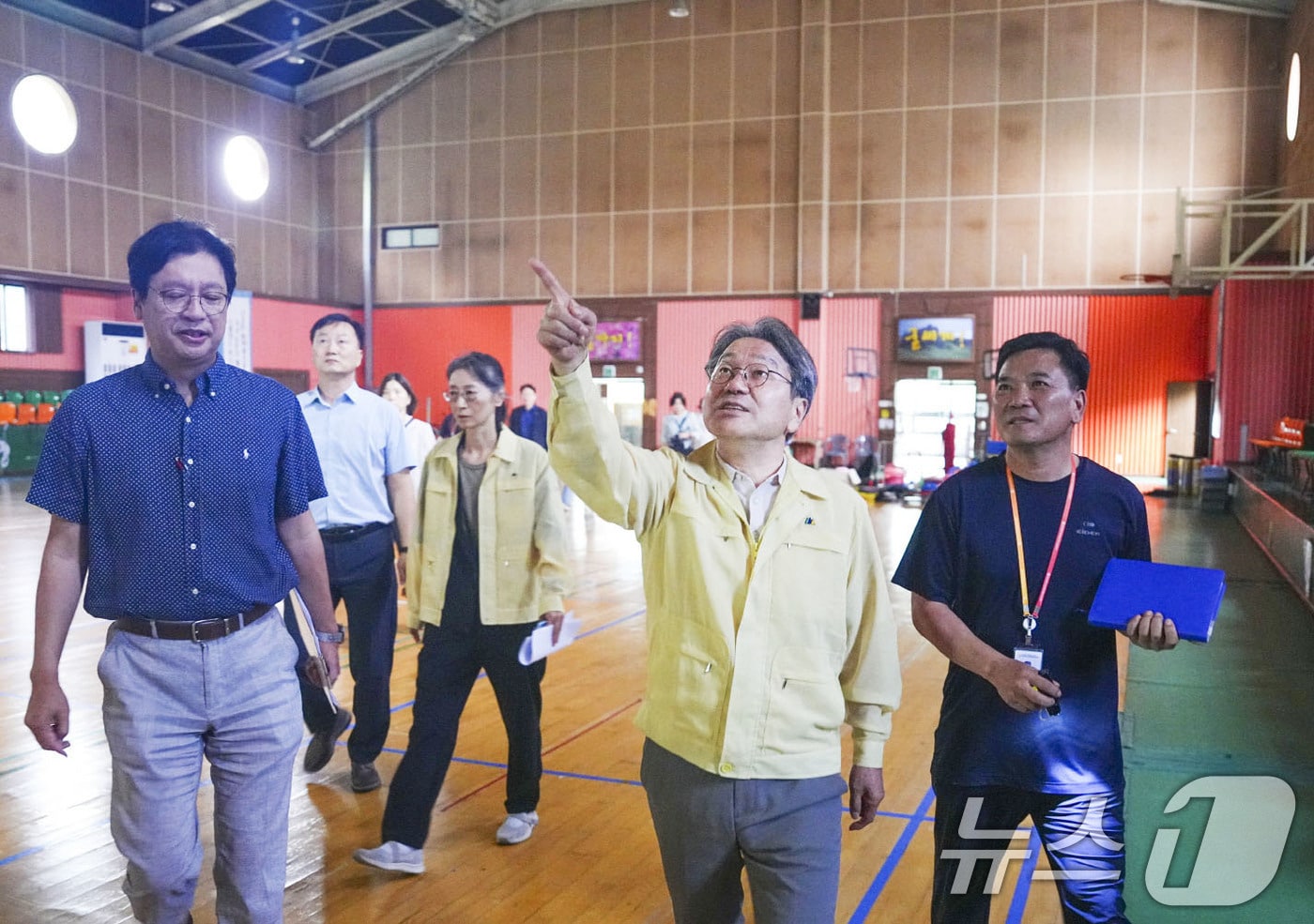 강기정 광주시장이 11일 오전 북구 광주시장애인종합복지관 폭우피해 현장을 찾아 복구상황을 점검하고 있다.(광주시 제공. 재판매 및 DB 금지) 2025.8.11/뉴스1 