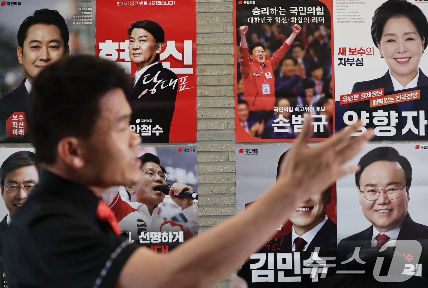 국민의힘 전당대회 합동연설회 야유 사태를 일으킨 전한길 씨가 지난 11일 오후 서울 여의도 국민의힘 당사에서 최고위원 선거에 출마한 김근식 후보에 대한 징계 요구서를 제출하며 입장을 밝히고 있다. 2025.8.11/뉴스1 ⓒ News1 오대일 기자