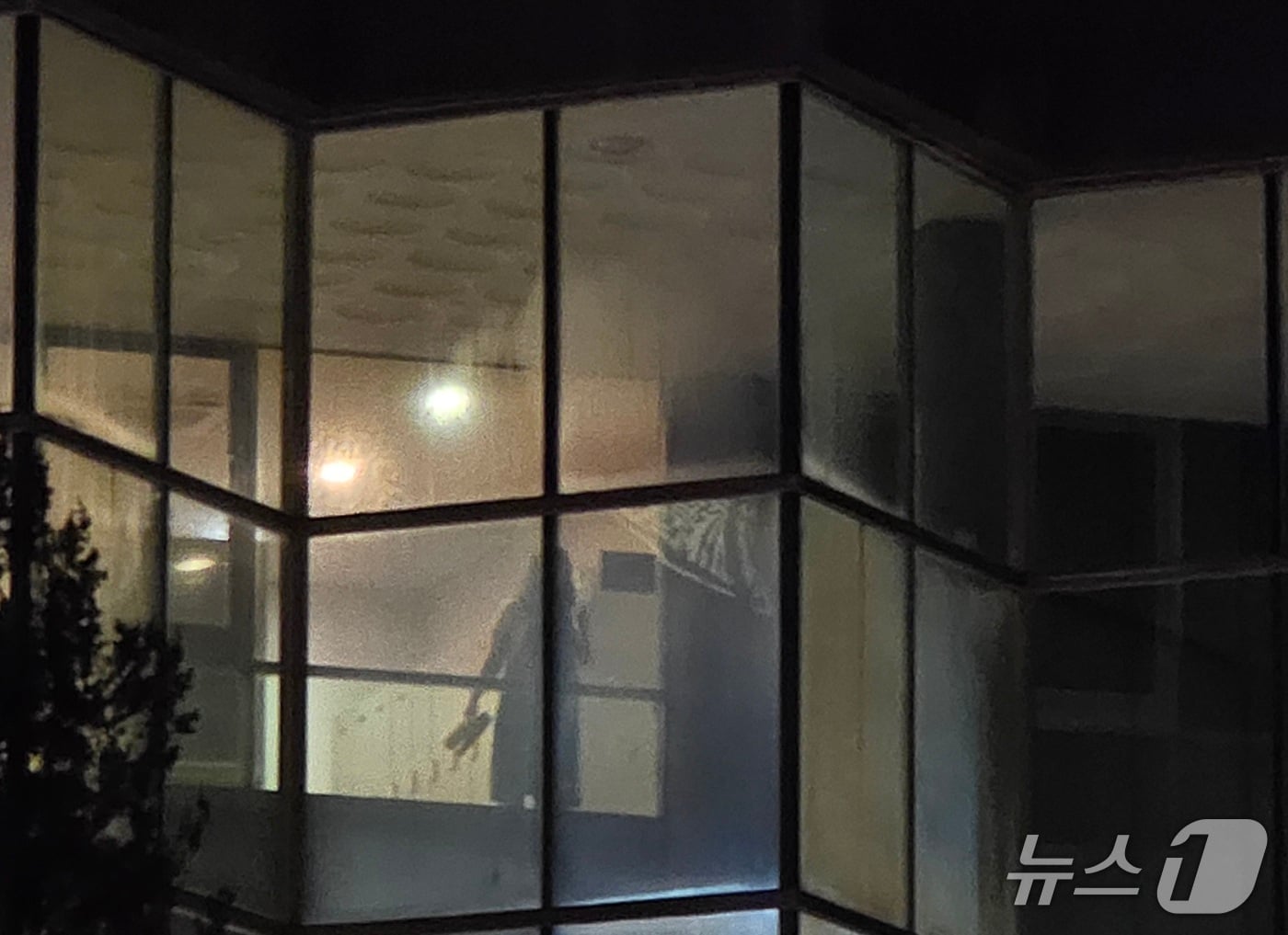 경북 경주의 한 호텔 여자 사우나와 탈의실이 외부에서 훤히 들여다 보인다(네이트판 갈무리)2025.8.11/뉴스1