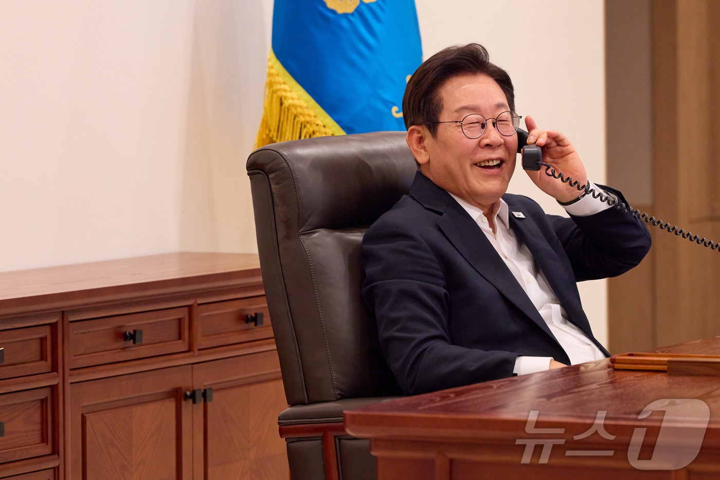 이재명 대통령이 11일 서울 용산 대통령실 청사에서 딕 스코프 네덜란드 총리와 전화 통화를 하고 있다. (대통령실 제공. 재판매 및 DB금지) 2025.8.11/뉴스1 ⓒ News1 이재명 기자