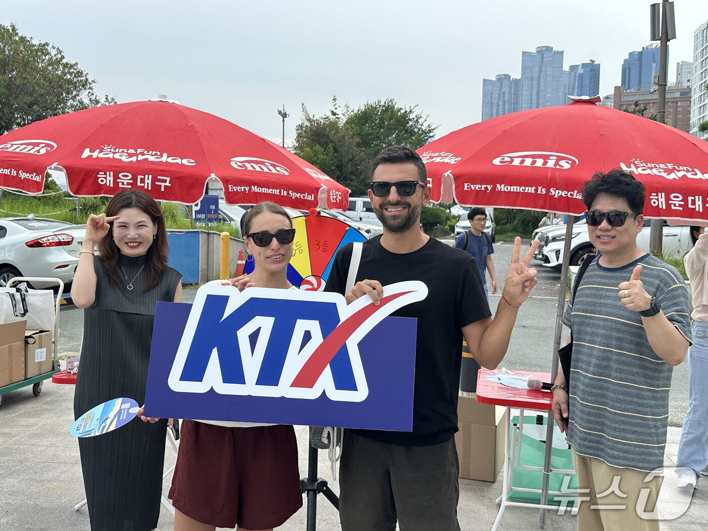 해운대구는 지난 8일 대한민국 대표 피서지인 해운대해수욕장에서 KTX-이음 정차역 유치를 위한 홍보활동을 하고 있다.(해운대구 제공. 재판매 및 DB금지)