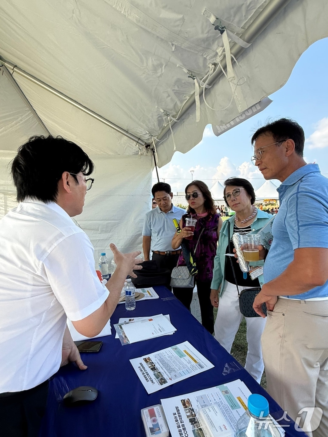 안동병원 관계자들이 해외 교민들에게 의료관광 시스템을 홍보하고 있다.(안동병원 제공. 재판매 및 DB 금지)2025.8.12/뉴스1