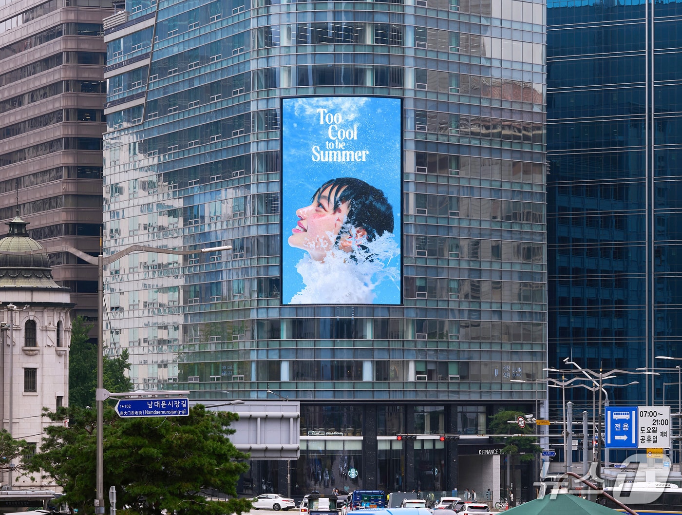 명동 K파이낸스 전광판에서 광고회사 HSAD가 AI로 제작한 미디어 아트 ‘찰나의 겨울’이 송출되고 있다.(HSAD 제공)