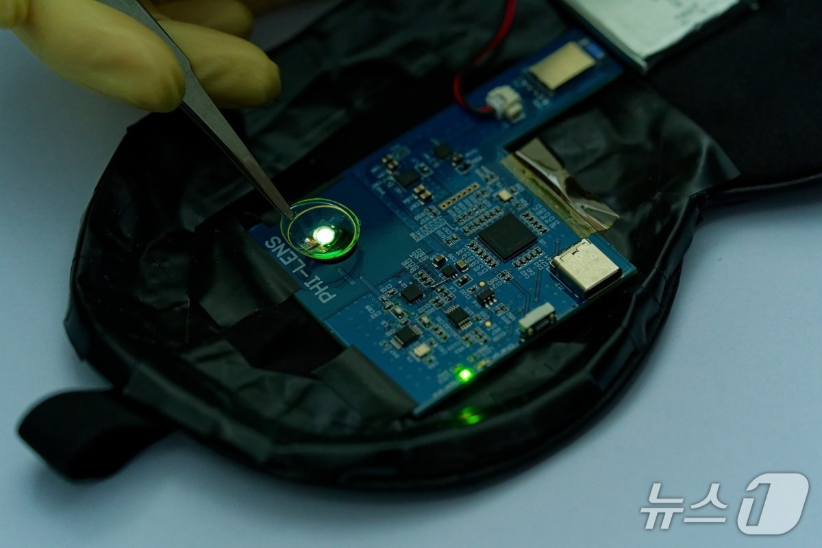 OLED 무선 콘택트렌즈(KAIST 제공) /뉴스1