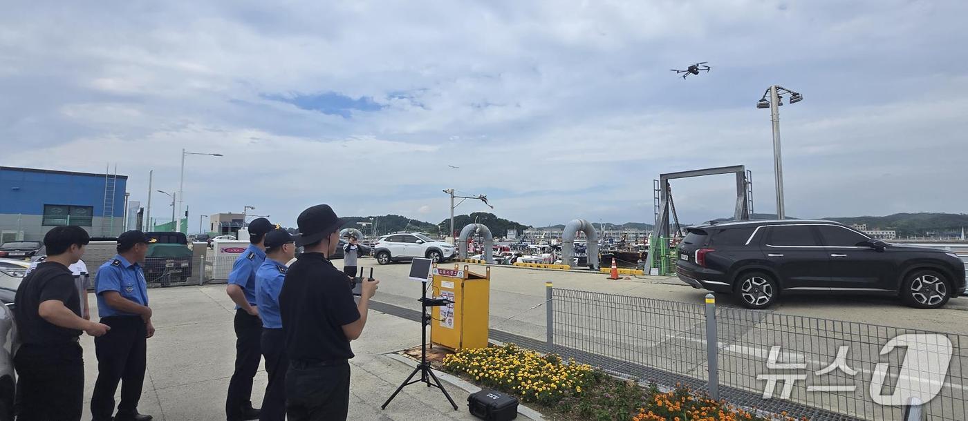 홍성군과 보령해경 관계자들이 드론을 활용해 합동 순찰을 벌이고 있다. (홍성군 제공, 재판매 및 DB금지) / 뉴스1