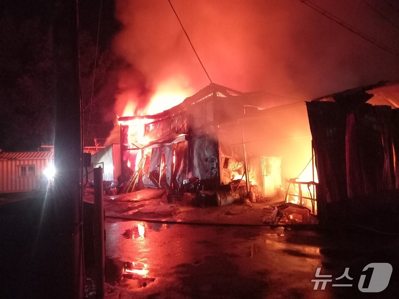 12일 오전 1시25분쯤 경북 성주군 금수강산면 무학리의 한 농가 창고에 불이나 소방 당국이 진화하고 있다.(경북소방본부 제공. 재판매 및 DB 금지)2025.8.12/뉴스1