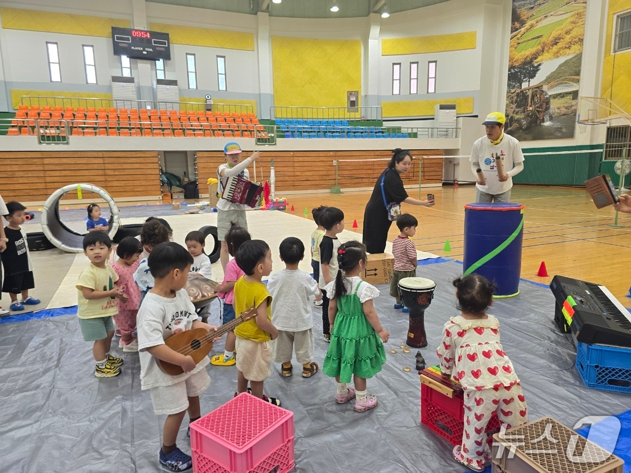 의성군의 &#39;찾아가는 놀이터&#39;에서 어린이들이 즐겁게 놀고있다.&#40;의성군 제공. 재판매 및 DB 금지&#41;2025.8.12/뉴스1