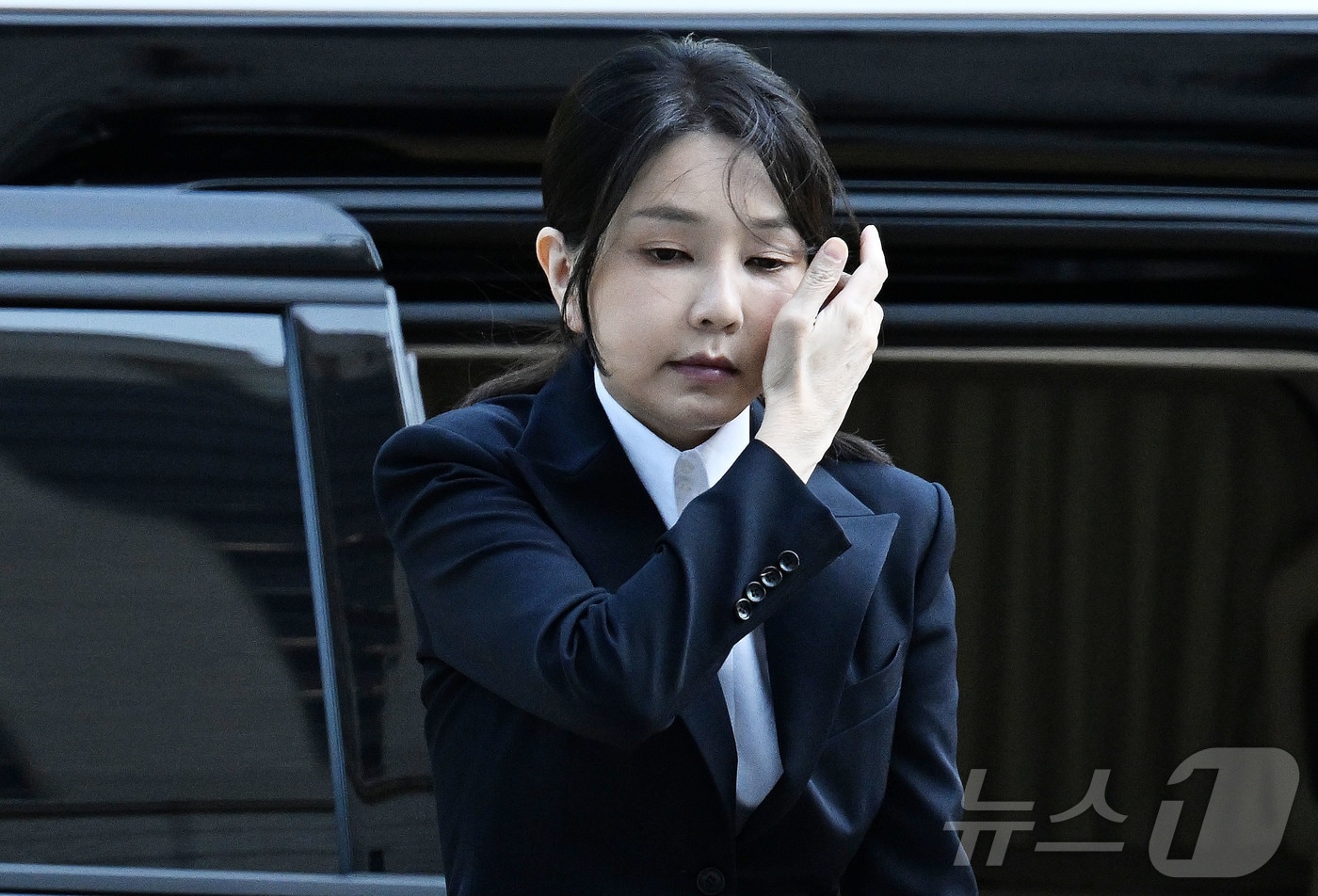 윤석열 전 대통령 부인 김건희 여사가 지난 12일 오전 서울 서초구 서울중앙지법에서 열린 자본시장과 금융투자업에 관한 법률 위반 및 정치자금법 위반 혐의 등의 구속 전 피의자 심문(영장실질심사)에 출석하고 있다. 2025.8.12/뉴스1 ⓒ News1 사진공동취재단