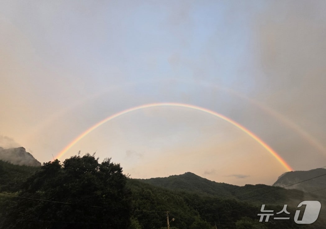 11일 오후 7시 쯤 문경시 동로면 수평2리에서 촬영한 무지개 모습. (박한구 수평2리 이장 제공. 재판매 및 DB 금지)2025.8.12/뉴스1