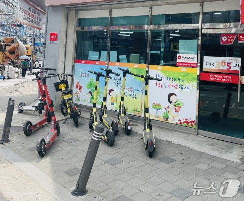 보도를 막고 방치된 개인형이동장치 자료사진.(인천 서구 제공.재판매 및 DB금지)