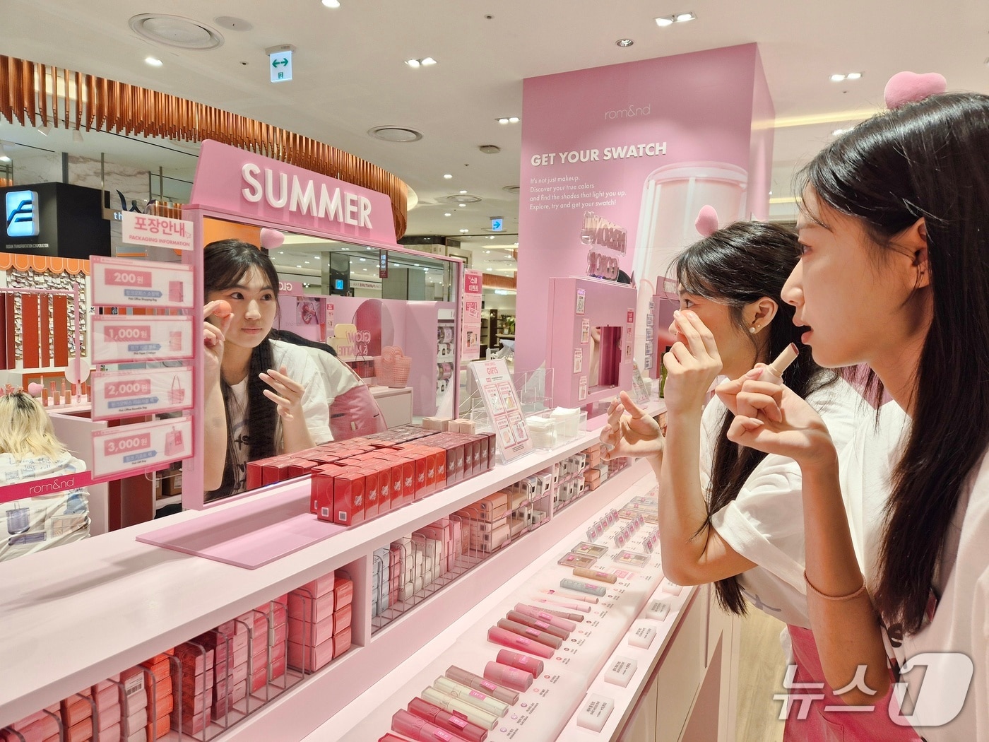 롯데백화점 부산본점을 방문한 고객들이 색조 화장품 브랜드 '롬앤'의 제품을 살펴보고 있다.(롯데백화점 부산본점 제공. 재판매 및 DB 금지)