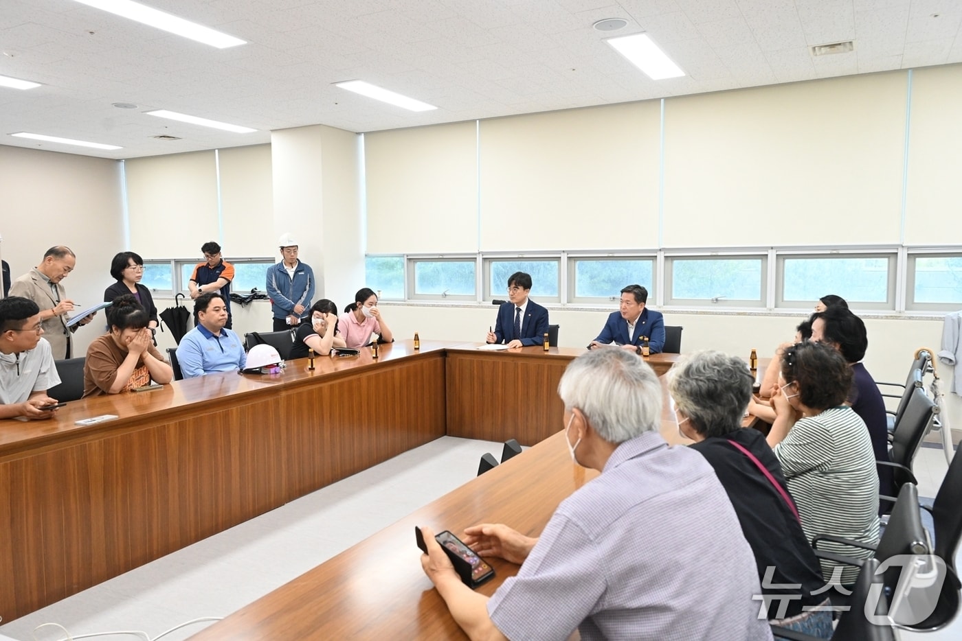 지난 11일 김병내 광주 남구청장이 효천지구 주민들과 함께 양과동 광역위생매립장을 찾아 운영사인 청정빛고을&#40;주&#41;과 간담회를 진행하고 있다.&#40;광주 남구 제공. 재판매 및 DB 금지&#41;