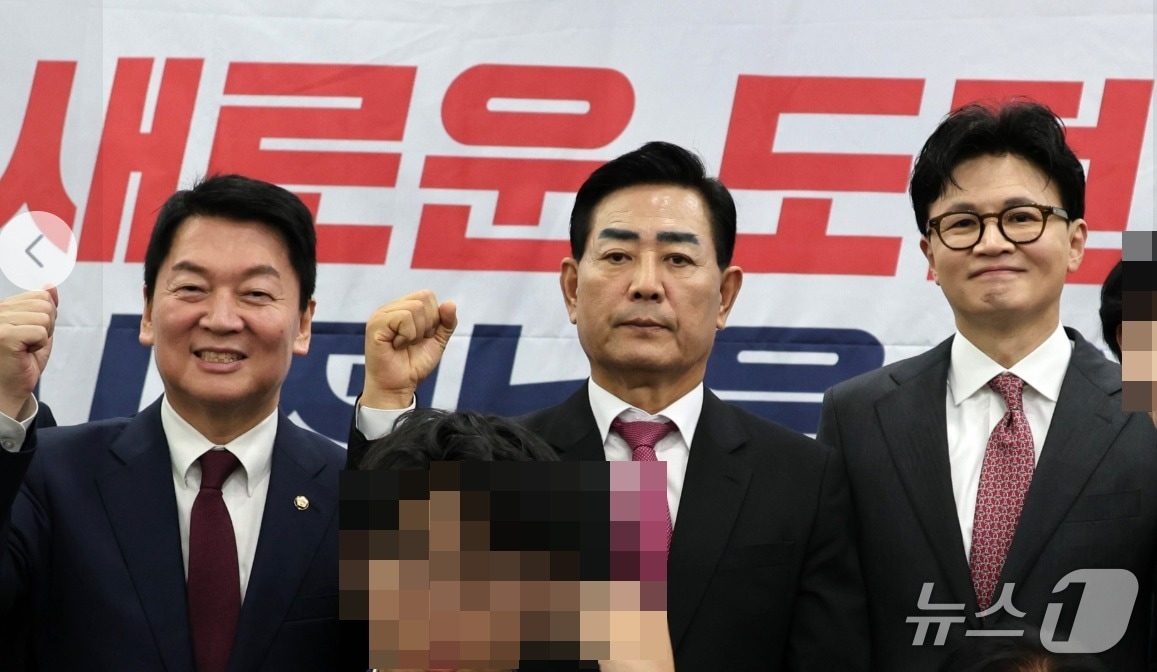 11일 광주 '리데이인 광주 호텔'에서 '열린 김화진 국민의힘 전남도당위원장(가운데) 취임식에 참석한 안철수 당대표 후보와 한동훈 전 대표. (SNS 갈무리) ⓒ 뉴스1