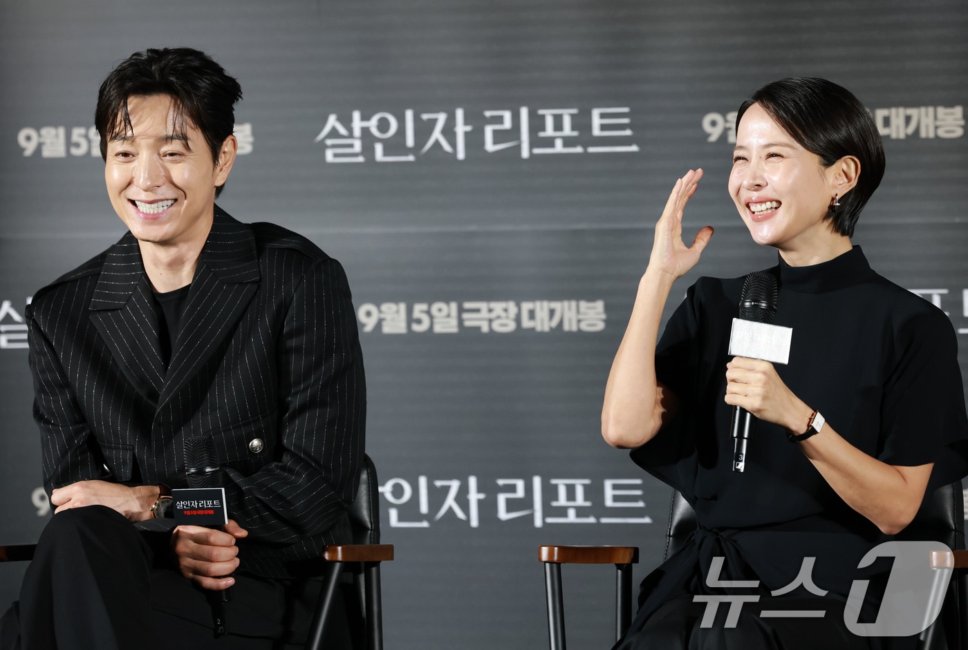 배우 조여정(오른쪽)이 12일 서울 용산구 CGV용산아이파크몰에서 열린 영화 '살인자 리포트(감독 조영준)' 제작보고회에 참석해 정성일과의 호흡에 대해 이야기 하고 있다. '살인자 리포트'는 특종에 목마른 베테랑 기자 선주(조여정 분)에게 정신과 의사 영훈(정성일 분)이 연쇄살인을 고백하는 인터뷰를 요청하면서 벌어지는 이야기를 담은 작품이다. 2025.8.12/뉴스1 ⓒ News1 권현진 기자