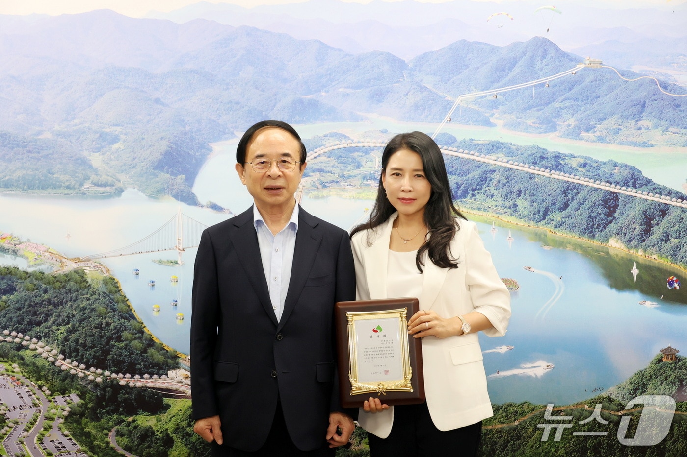 심민 전북 임실군수(왼쪽)가 지역 주민의 문화 향유 기회 확대에 기여한 보험플라자 장하현 팀장에게 감사패를 전달하고 있다.(임실군제공. 재판매 및 DB금지)2025.8.12/뉴스1