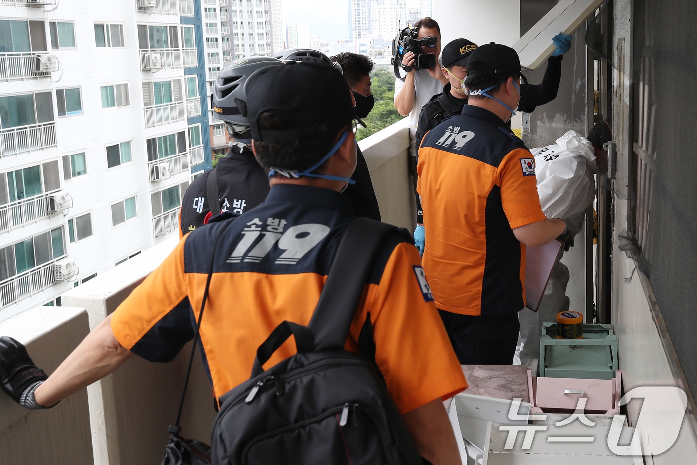 12일 오전 국립과학수사연구원(국과수), 경찰, 소방 관계자들이 대구 동구 신천동 한 아파트에서 일가족 3명이 숨진 화재와 관련 합동감식을 벌이고 있다. 2025.8.12/뉴스1 ⓒ News1 공정식 기자