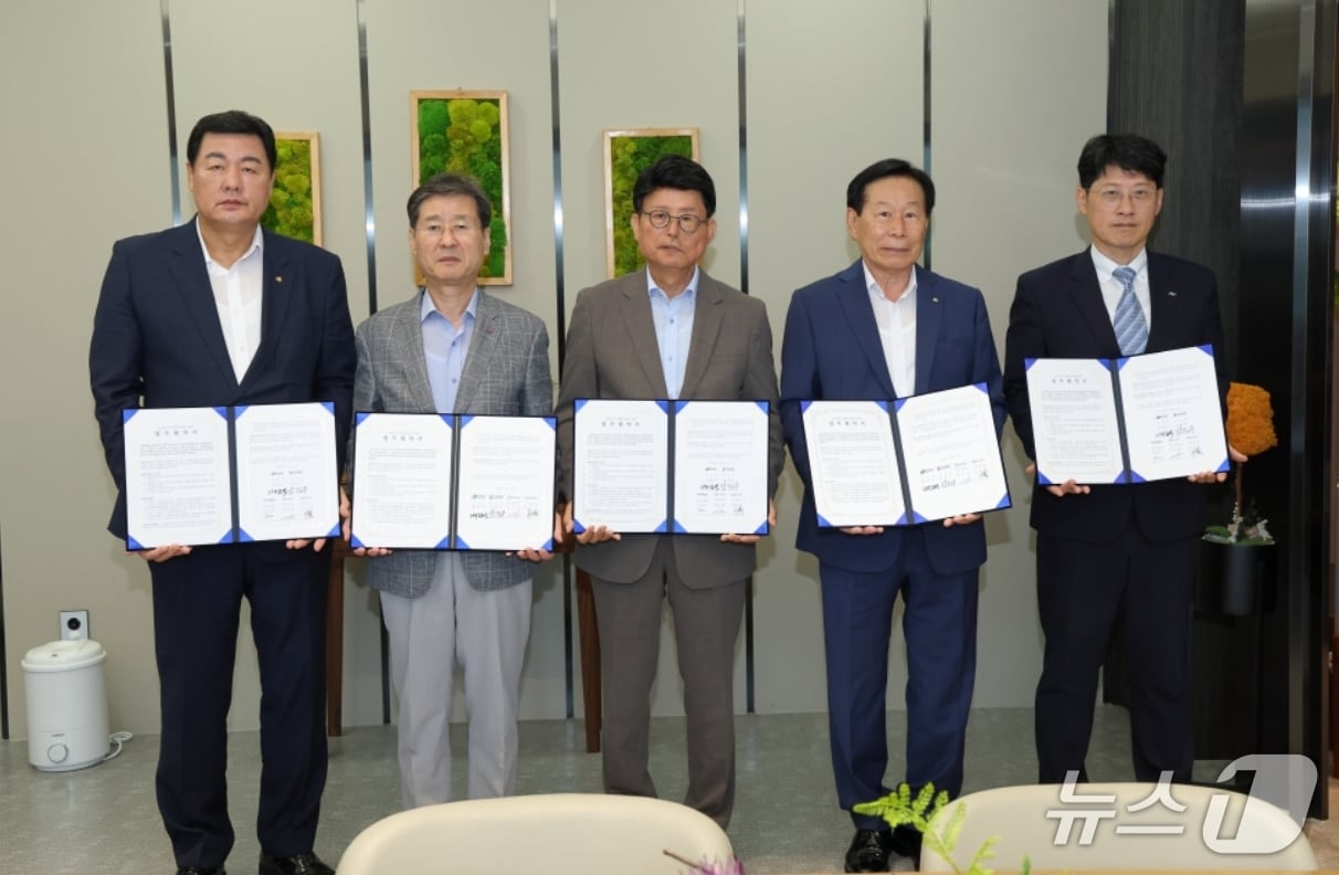 12일 박진우 대구신용보증재단 이사장&#40;왼쪽 두번째&#41;과 배광식 대구 북구청장&#40;가운데&#41;이 소상공인 경영안정 지원을 위한 협약을 체결한 뒤 협약서를 펼쳐 보이고 있다.&#40;대구신보 제공. 재판매 및 DB 금지&#41;