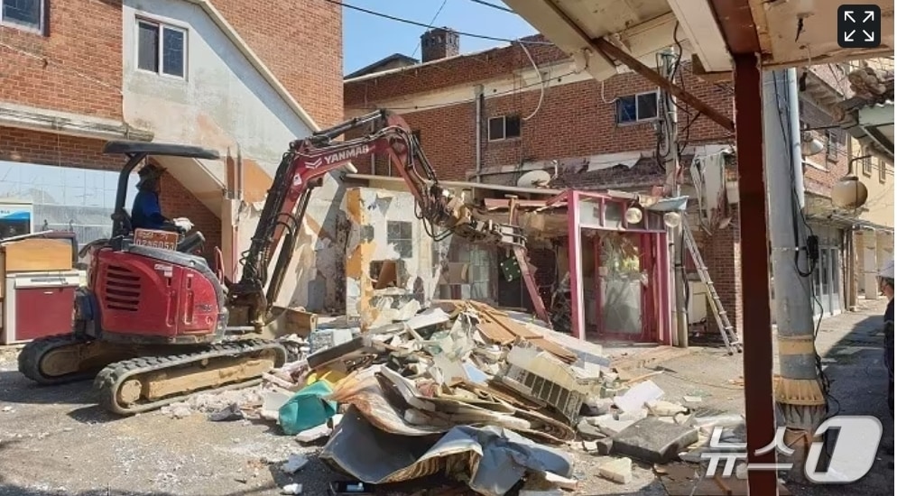 지난 7월 파주시의 연풍리 성매매업소 불법건축물에 대한 행정대집행(강제 철거) 모습. (파주시 제공, 재판매 및 DB금지)