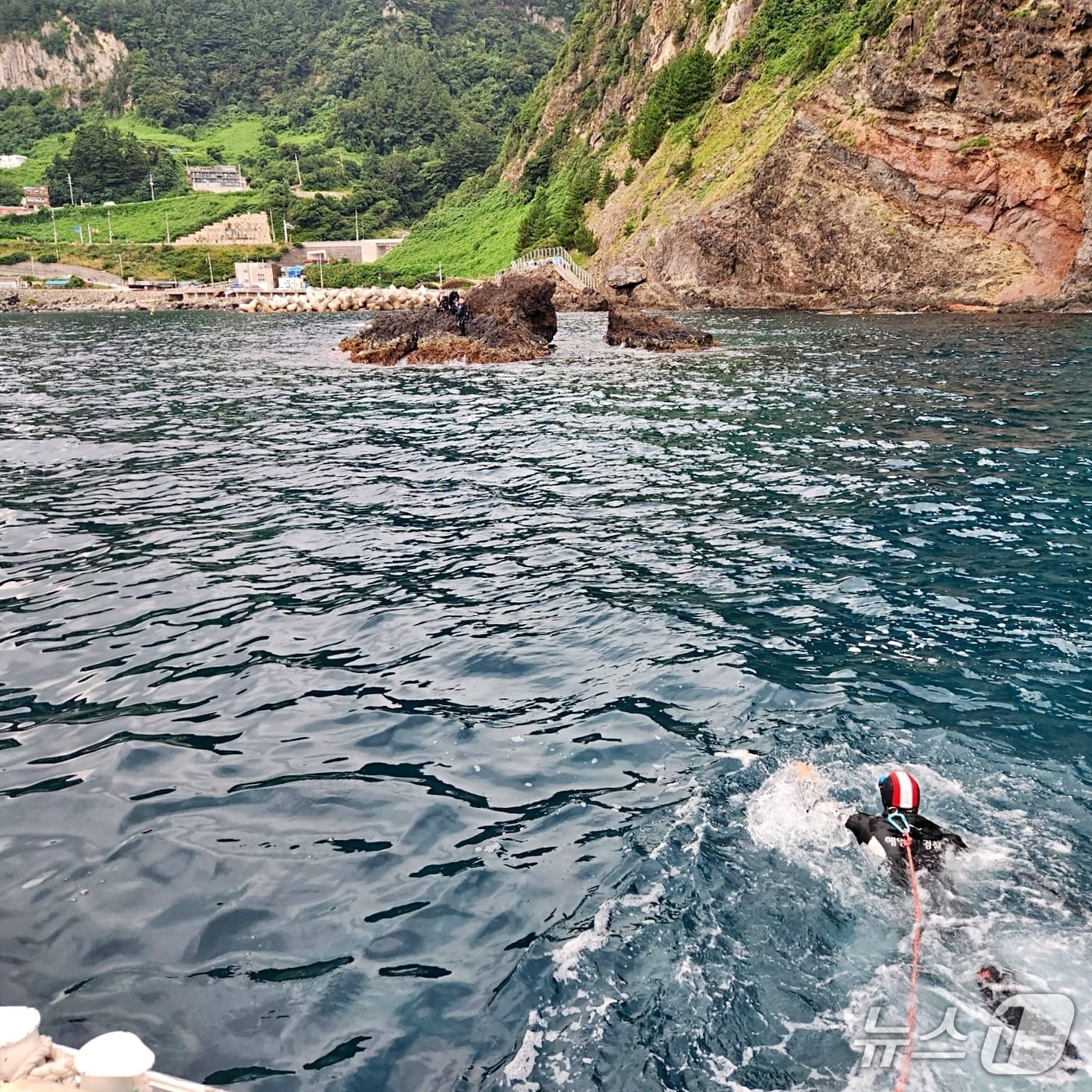 경북 내수전 인근 갯바위에 고립된 스쿠버 구조하는 동해해경 구조대.(동해해경 제공, 재판매 및 DB 금지) 2025.8.12/뉴스1