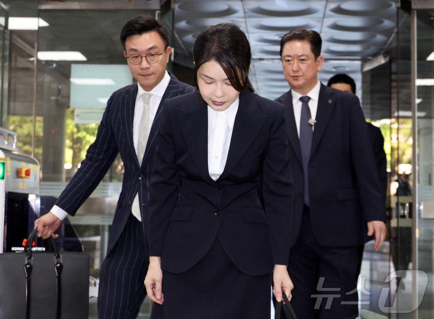 윤석열 전 대통령 부인 김건희 여사가 12일 오전 서울 서초구 서울중앙지법에서 열린 자본시장과 금융투자업에 관한 법률 위반 및 정치자금법 위반 혐의 등의 구속 전 피의자 심문(영장실질심사)에 출석하며 고개숙여 인사하고 있다. 2025.8.12/뉴스1 ⓒ News1 사진공동취재단