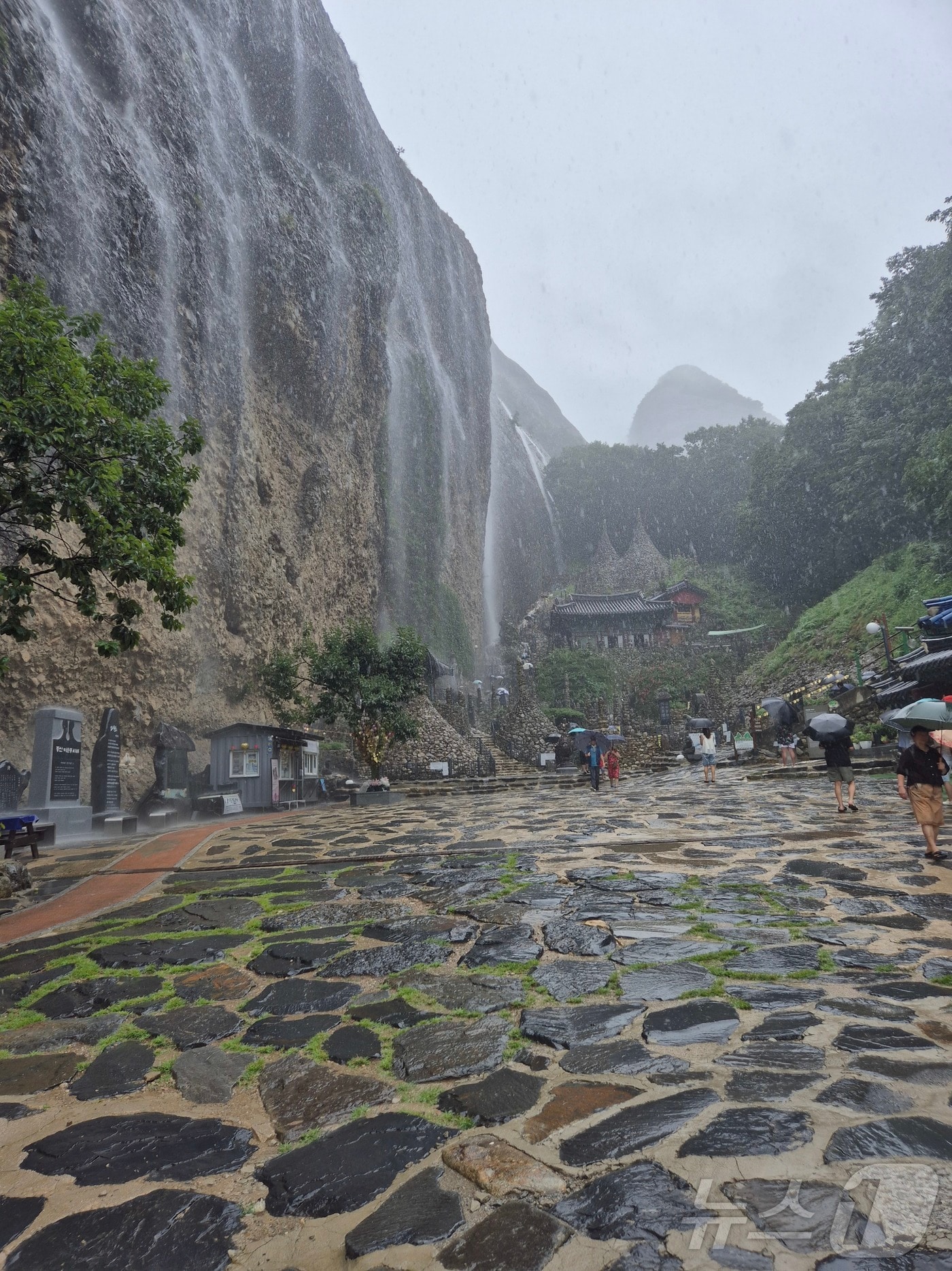 12일 전북 진안군에 시간당 17mm의 비가 내리면서 마이산 암마이봉이 폭포로 변했다. 암마이봉은 많은 비가 내릴 때마다 장관을 이루고 있다.2025.8.12/뉴스1 ⓒ News1 유승훈 기자