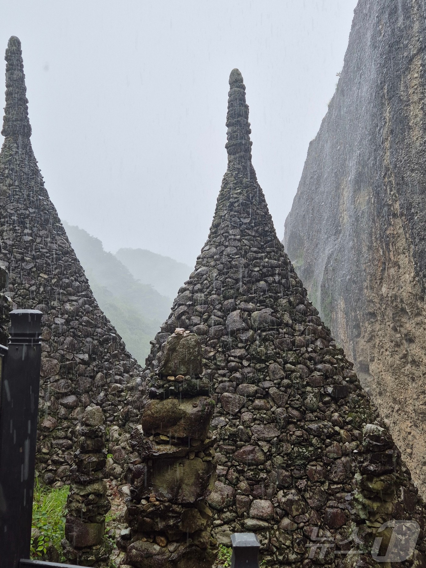 지난 8월 12일 전북 진안군 소재 마이산에 많은 비가 내리면서 천지탑 사이로 폭포가 쏟아지는 모습. 2025.8.12/뉴스1 ⓒ News1 유승훈 기자