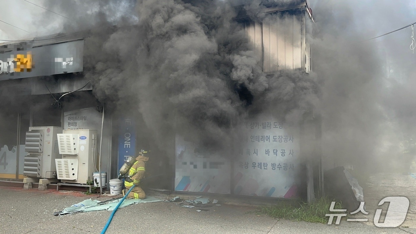 12일 오후 1시20분께 대전 서구 도마동의 한 오토바이 수리 업체에서 불이 나 소방당국이 진화 중이다.(대전소방본부 제공) /뉴스1