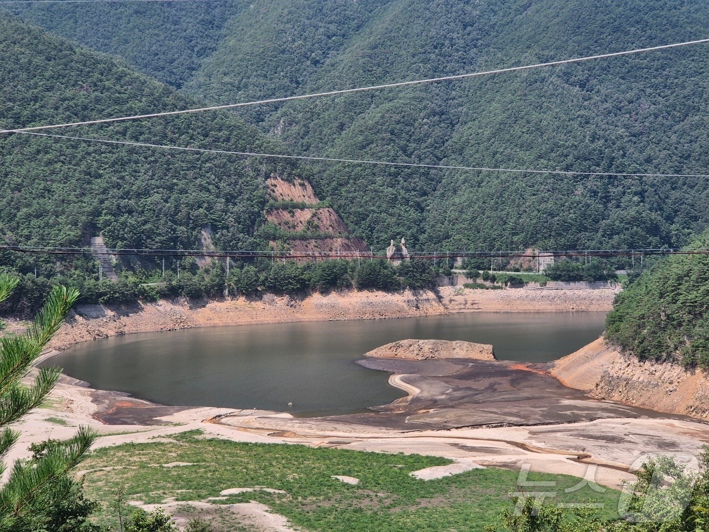 최근 가뭄이 장기화하는 강원 강릉시 성산면 오봉리 오봉저수지와 일대 하천의 바닥이 드러나 있다. (뉴스1 DB)ⓒ News1 윤왕근 기자