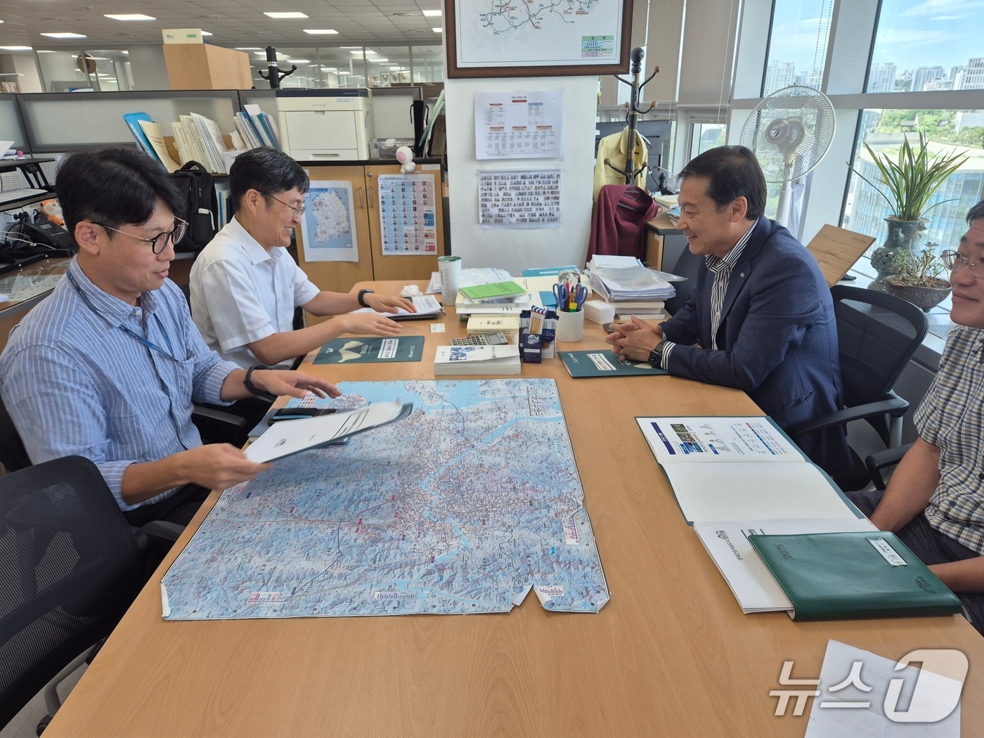 12일 전춘성 전북 진안군수(오른쪽)가 산림청과 기재부를 방문해 현안 사업에 대한 지원을 요청하고 있다.(진안군제공. 재판매 및 DB금지)2025.8.12/뉴스1