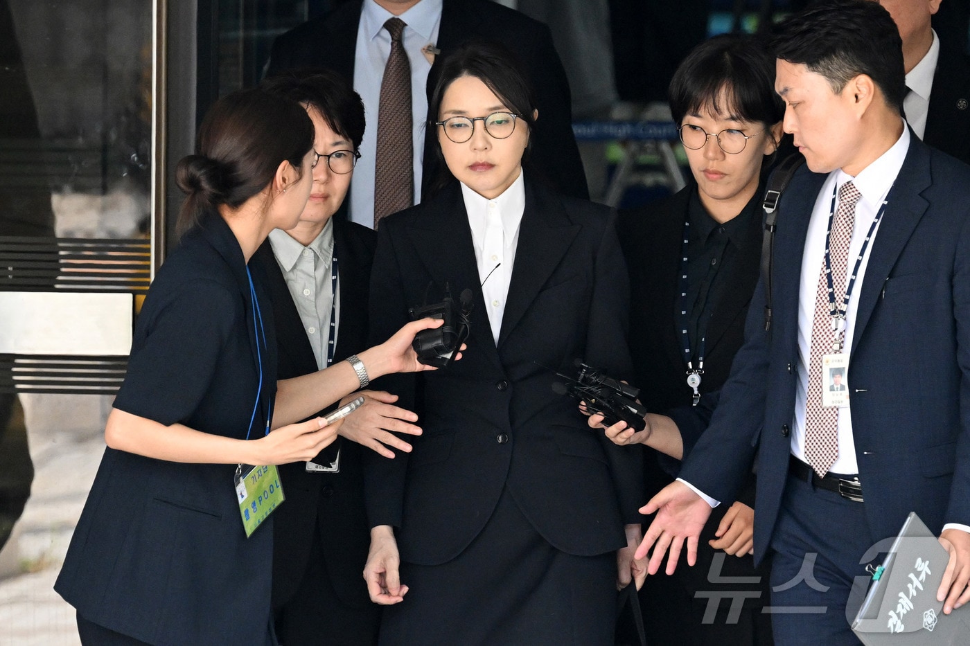 윤석열 전 대통령 부인 김건희 여사가 12일 오후 서울 서초구 서울중앙지방법원에서 열린 구속 전 피의자 심문(영장실질심사)을 마치고 법원을 나서고 있다. 2025.8.12/뉴스1 ⓒ News1 사진공동취재단