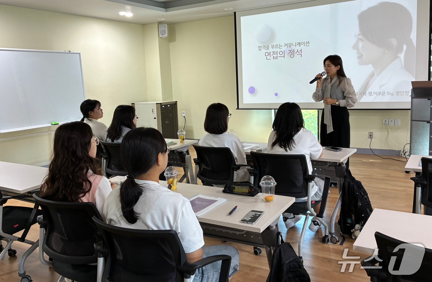 울진군이 12일진학과 사회 진출을 앞둔 고교생을 대상으로 '진로 진학 면접 스피치 특강'을 실시했다.(울진군 제공, 재판매 및 DB 금지) 