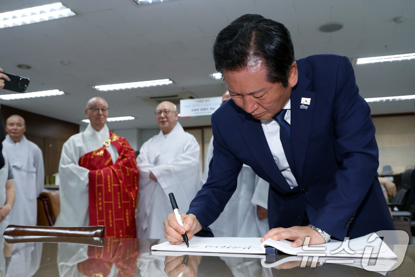 정청래 더불어민주당 대표가 12일 오후 서울 종로구 율곡로 한국불교태고종 총무원을 찾아 방명록을 작성하고 있다. 2025.8.12/뉴스1 ⓒ News1 박정호 기자