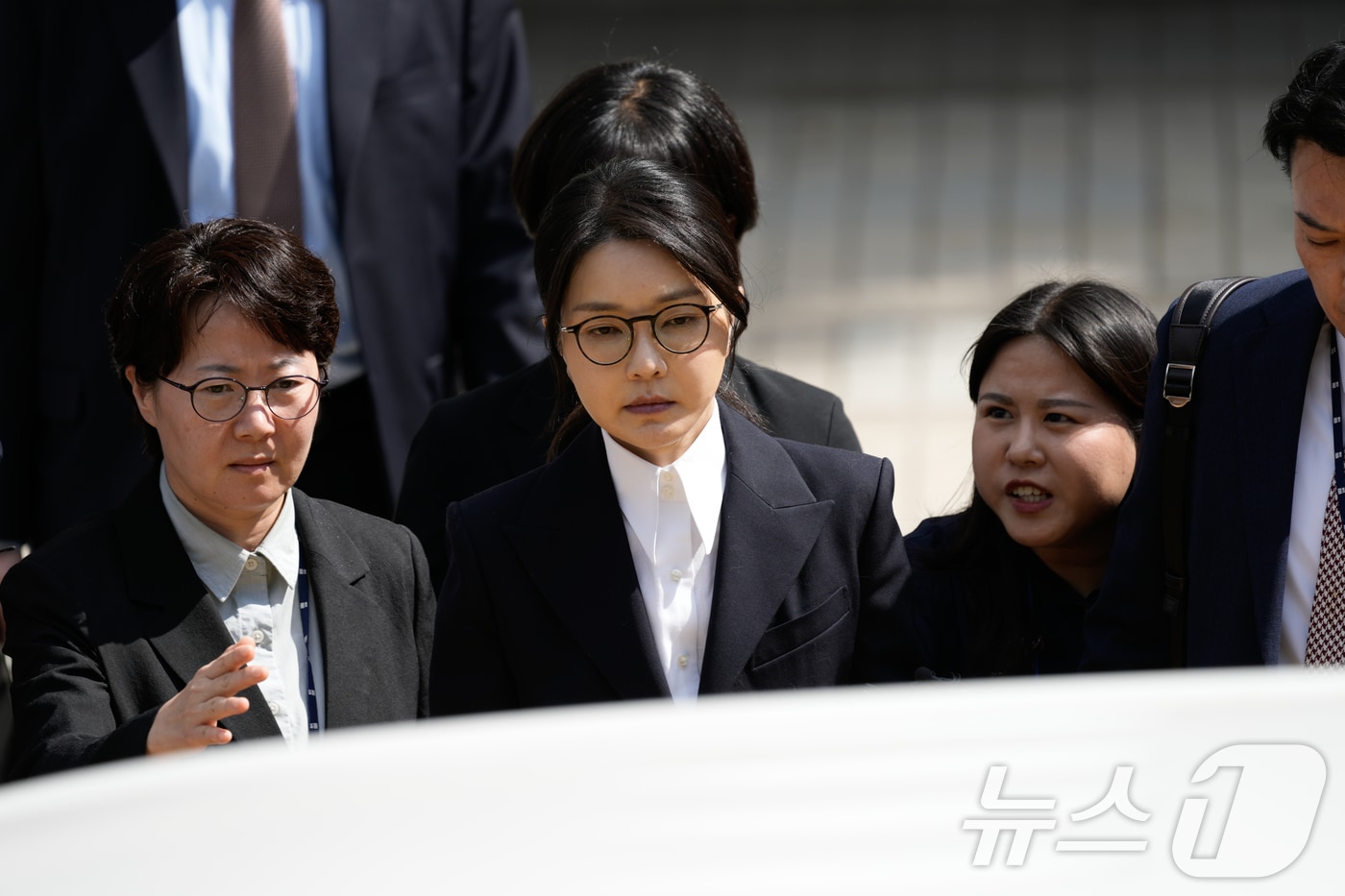 윤석열 전 대통령 부인 김건희 여사가 12일 오후 서울 서초구 서울중앙지법에서 열린 구속 전 피의자 심문(영장실질심사)을 마치고 법원을 나서고 있다. 2025.8.12/뉴스1 ⓒ News1 사진공동취재단