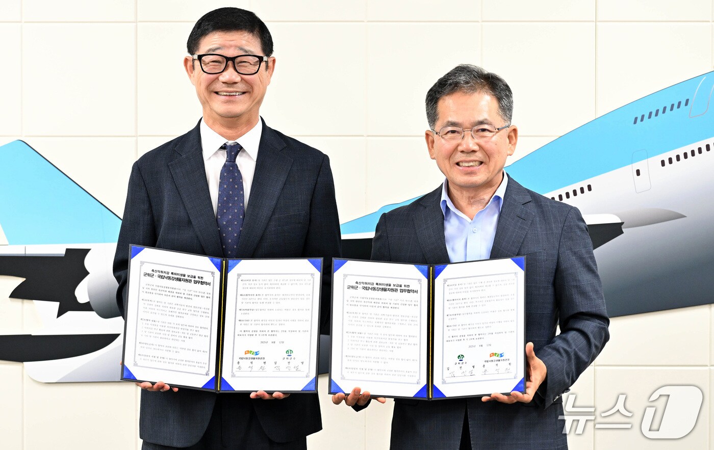 김진열 군위군수(오른쪽)와 용석원 국립낙동강생물자원관장이 12일 축산 악취 저감 특허 미생물 보급을 위한 업무협약을 체결했다. (군위군 제공. 재판매 및 DB금지군