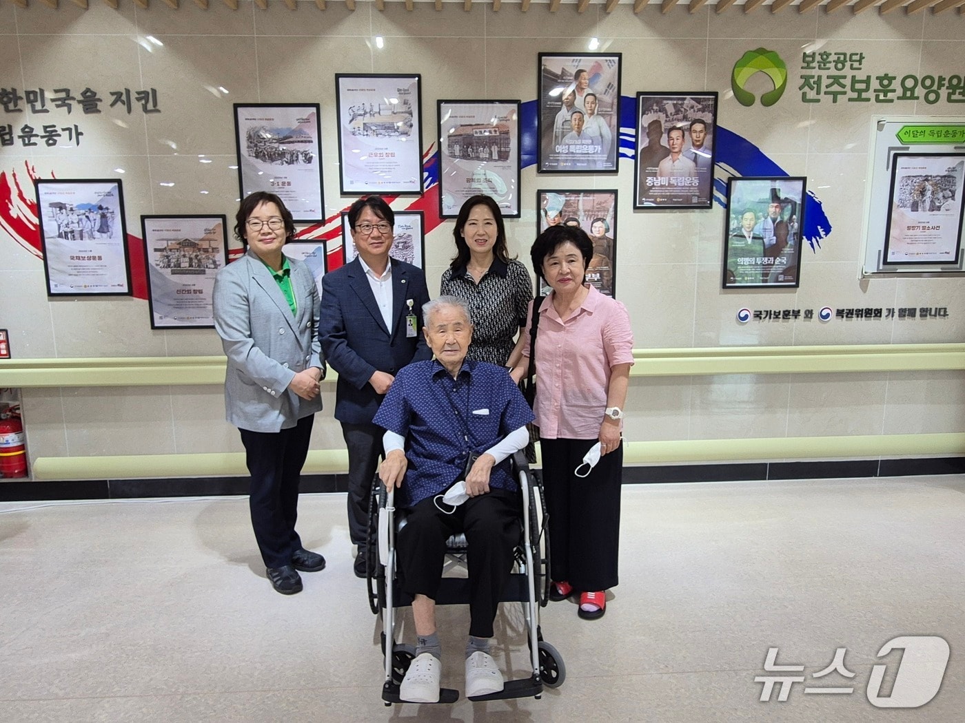 12일 전북서부보훈지청이 제80주년 광복절을 앞두고 호남 유일 생존 애국지사인 이석규 지사를 만나 대통령 위문품을 전달했다.(보훈지청 제공. 재판매 및 DB금지)