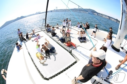 다이아몬드베이 요트에 탑승한 고객들이 구명조끼 없이 투어를 즐기고 있다.(다이아몬드베이 제공. 재판매 및 DB 금지)