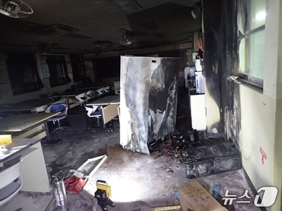 12일 오전 1시52분께 대전 대덕구의 한 중학교 과학실에서 불이 나 13분 만에 꺼졌다.(대전대덕소방서 제공) /뉴스1