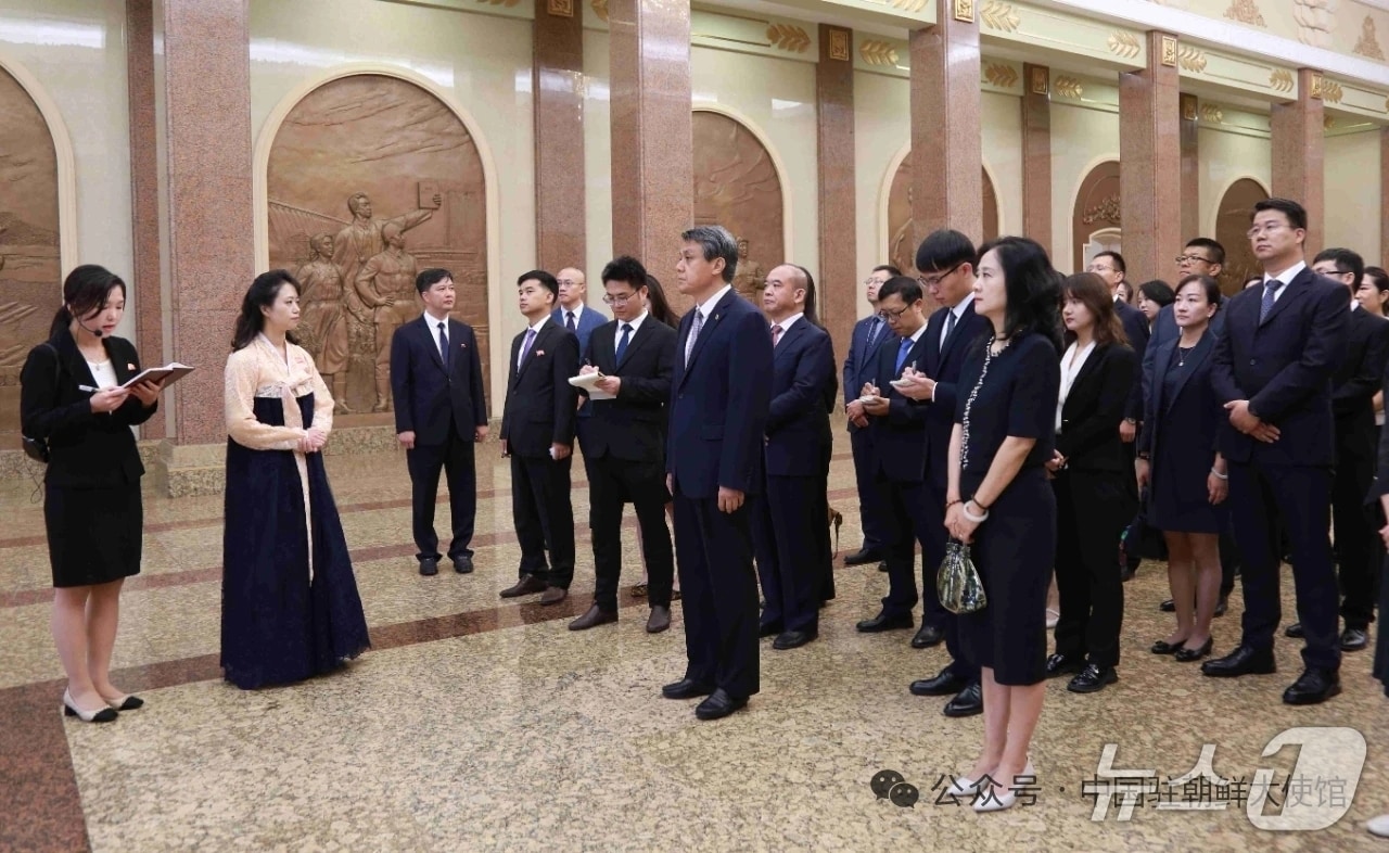 왕야쥔 북한 주재 중국대사가 12일 조선혁명박물관을 참관했다. (사진 출처=주북 중국대사관 SNS 계정)