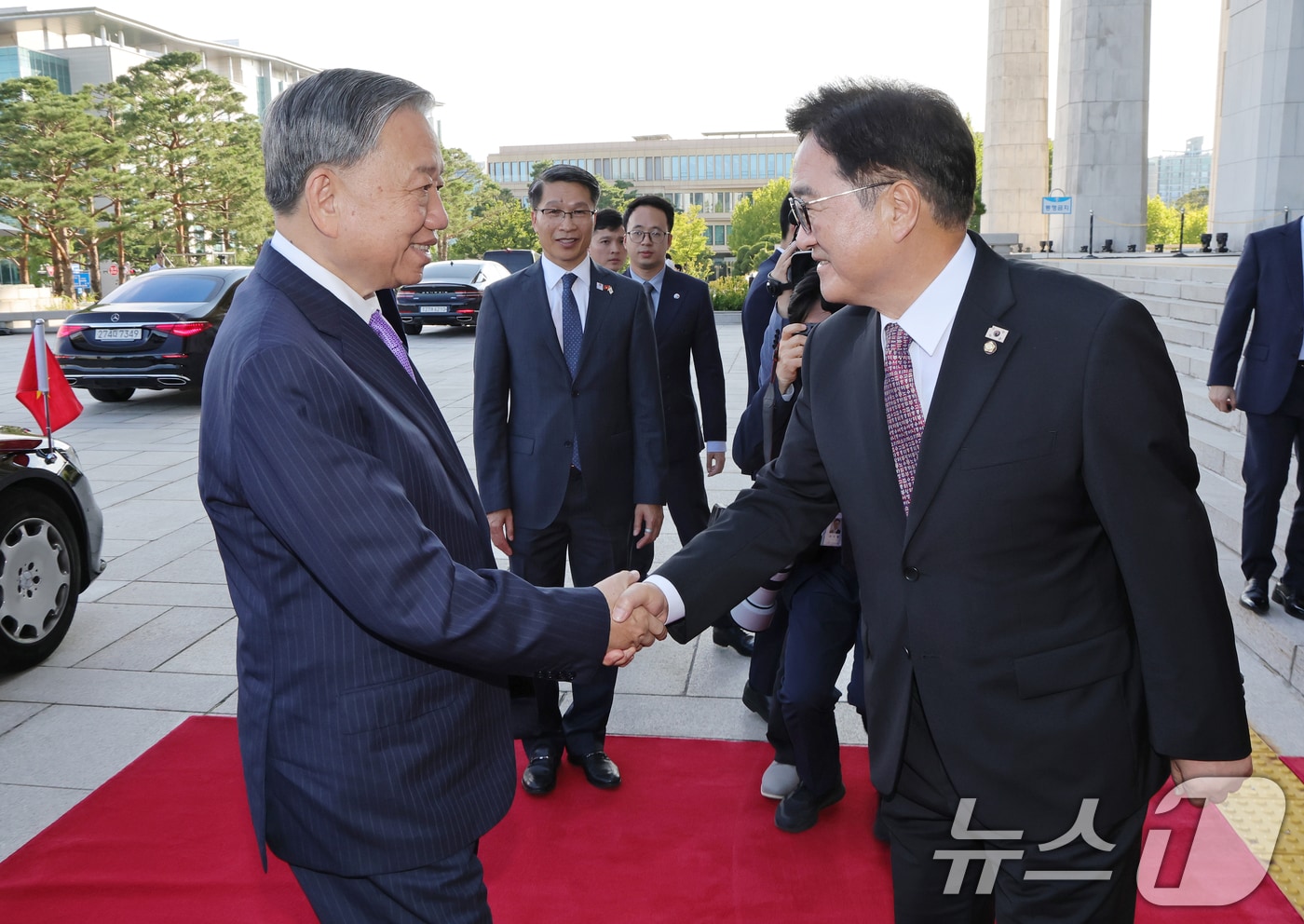 우원식 국회의장이 12일 서울 여의도 국회에서 또 럼(To Lam) 베트남 당서기장을 영접하고 있다. 2025.8.12/뉴스1 ⓒ News1 국회사진기자단