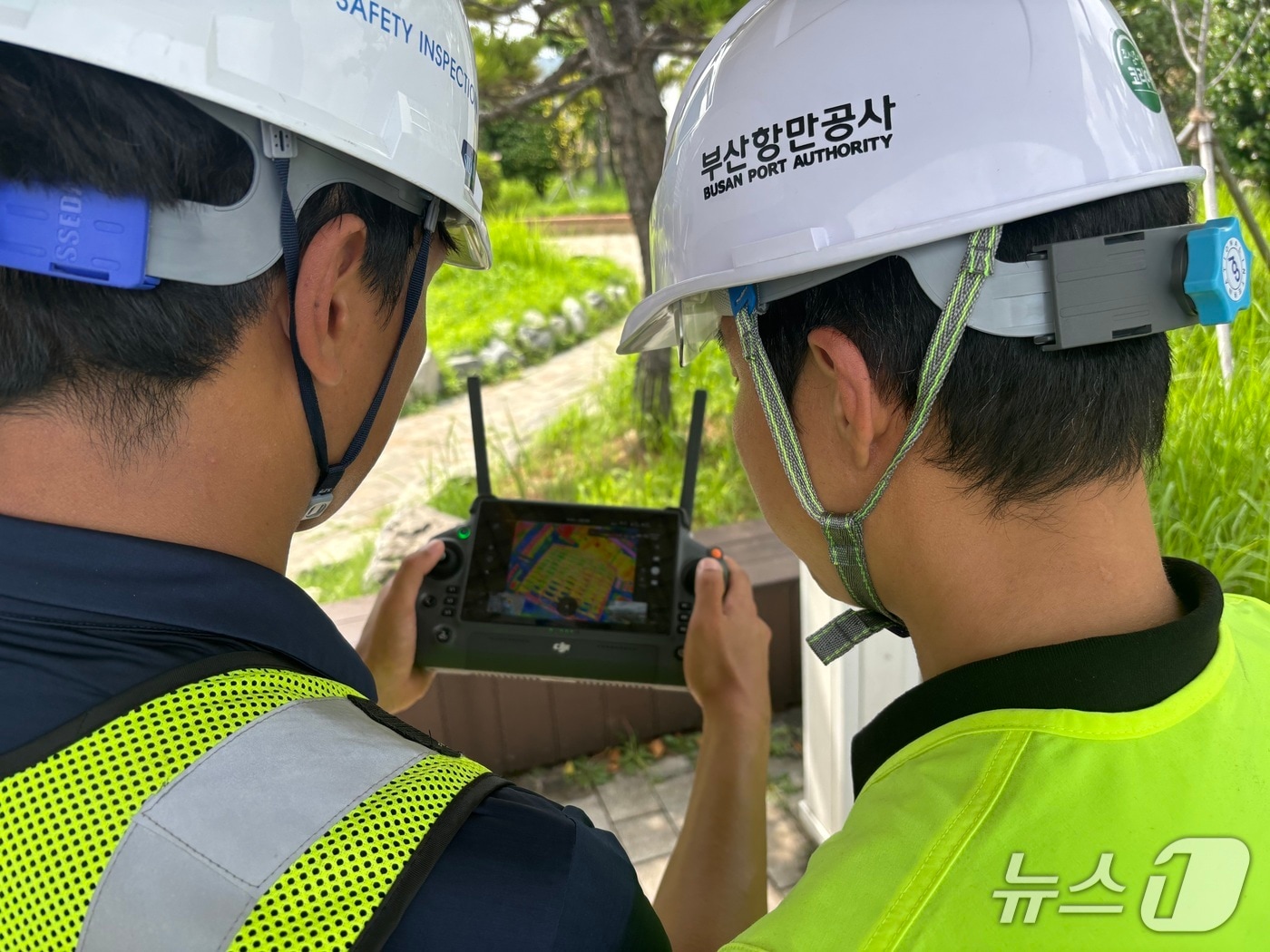 부산항만공사 직원들이 시설물의 열화상 촬영결과를 모니터링하고 있다.(부산항만공사 제공. 재판매 및 DB금지)